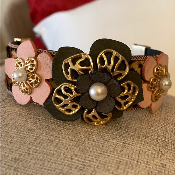 🐆 Mohair Bracelet with Faux Pearl Accents - Picture 2 of 8